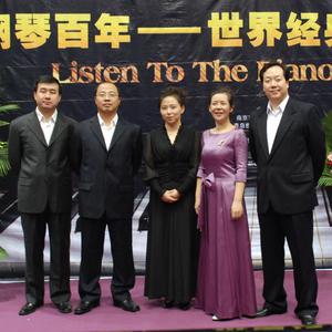 边添小泬边狠狠躁公交车上
